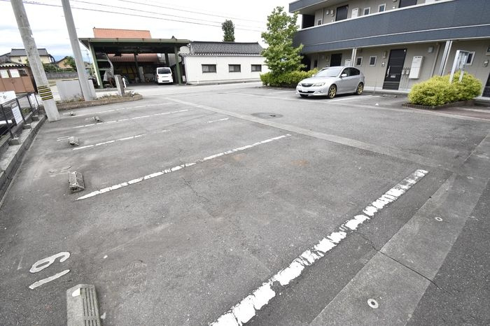 グランリベルテ　C棟の駐車場