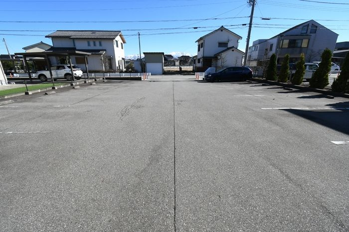 ブランズコートの駐車場