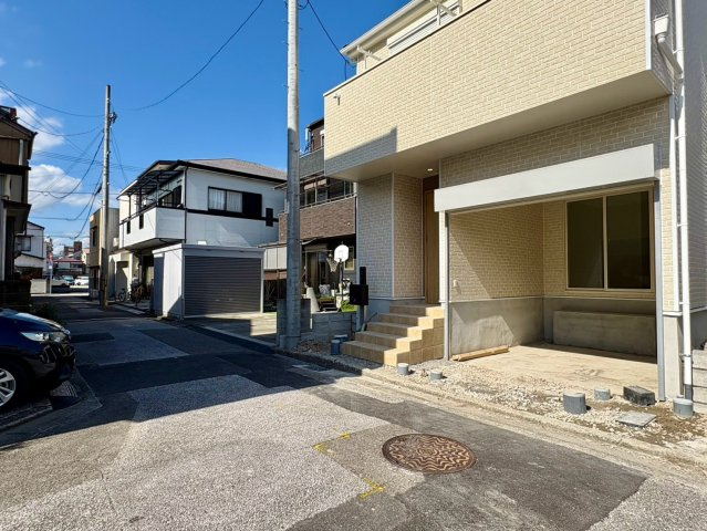 「2階LDKのガレージハウス」高知市城見町第1　1号棟新築一戸建ての前面道路含む現地写真|車の出入れがしやすいゆとりの前面道路。日当たりや開放感も良好な現地です。