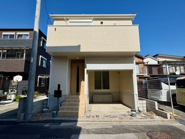 「2階LDKのガレージハウス」高知市城見町第1　1号棟新築一戸建ての外観|スタイリッシュなアクセントが光るモダンな外観♪