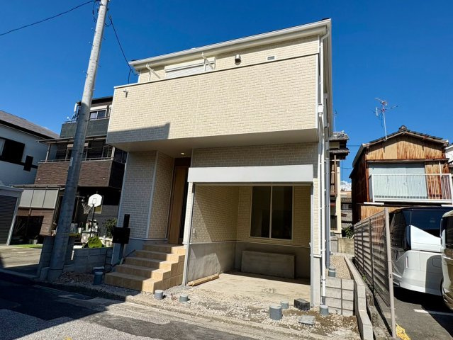 「2階LDKのガレージハウス」高知市城見町第1　1号棟新築一戸建ての外観|すっきりと洗練されたスタイリッシュな外観デザイン。青空に美しく映えます。