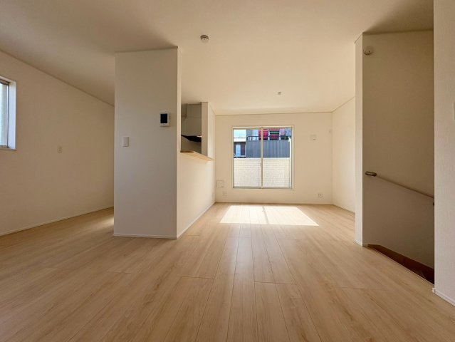 「2階LDKのガレージハウス」高知市城見町第1　1号棟新築一戸建ての居間・リビング|木の温もりを感じられる明るいLDK。家族団らんの時間をゆったり過ごせます。