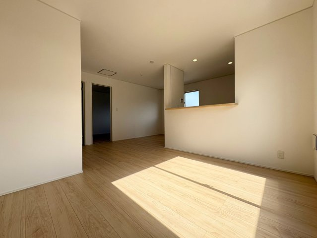 「2階LDKのガレージハウス」高知市城見町第1　1号棟新築一戸建ての居間・リビング|自然光が心地よく差し込む明るいリビング。家族が集う憩いの空間です。