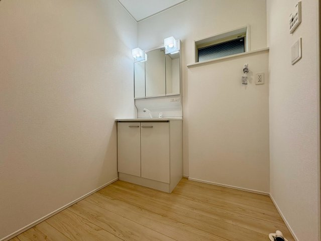 「2階LDKのガレージハウス」高知市城見町第1　1号棟新築一戸建ての独立洗面台|使い勝手の良いシャンプードレッサー完備。朝の身支度もスムーズに行えます。