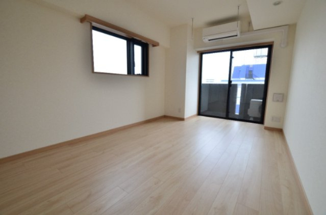 【居間・リビング】 | ルーブル多摩川南六郷 | 大きな窓で明るいお部屋です。