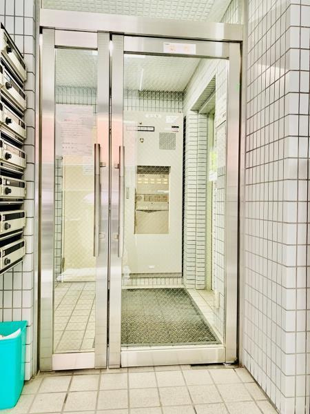 メゾン元浅草のエントランス|建物の内部です