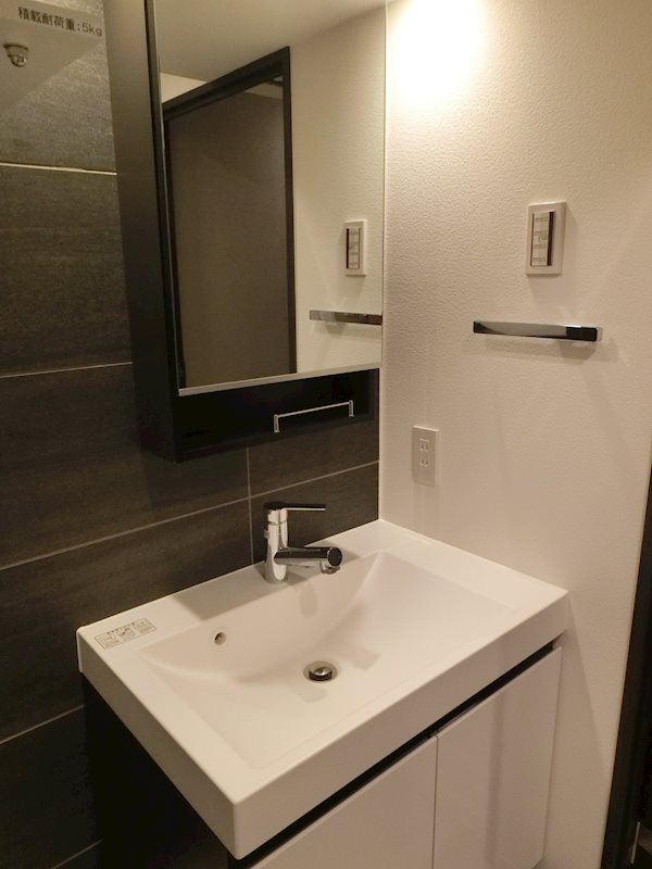新品家具付きマンション月島4A(KaGood東京)の独立洗面台|独立洗面台、小物を置くことができて便利です