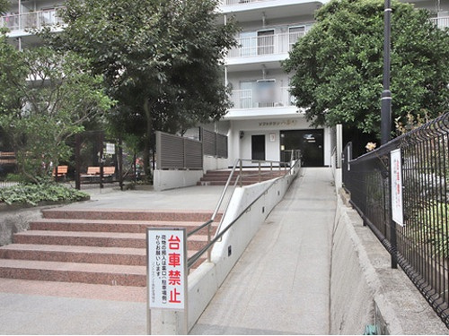 ソフトタウン小島町のエントランス|落ち着いたエントランスです