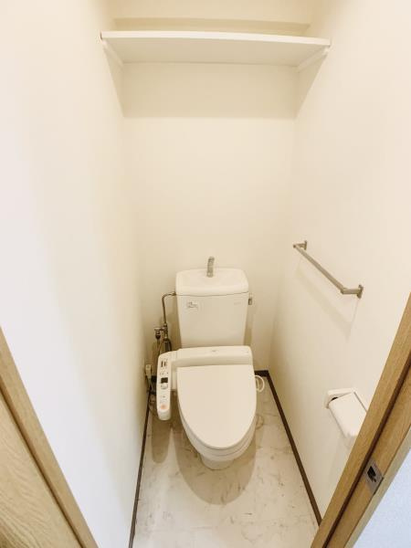 北品川アパートメントのトイレ|落ち着いた色調のトイレです