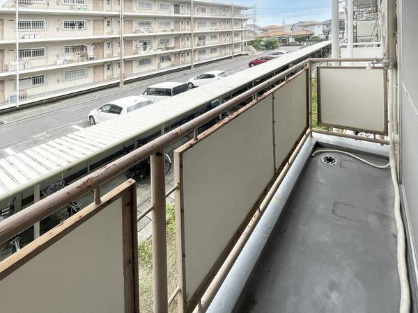ビレッジハウス山北6号棟のバルコニー|お洗濯にも便利なバルコニー付き