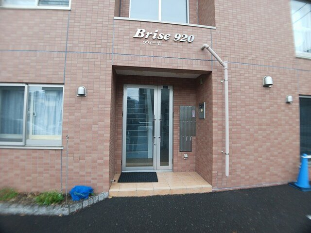 ブリーゼ９２０のエントランス|毎日通るエントランスはこのようになっています