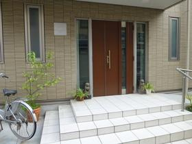 エスコンディードKのエントランス|毎日通るエントランスはこのようになっています