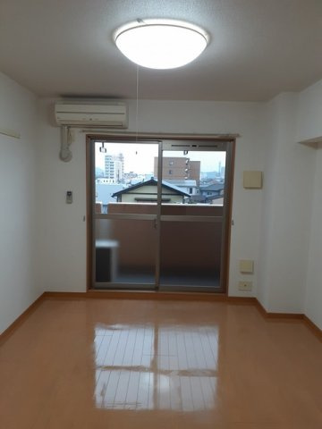 東和第一ビルの居間・リビング|使いやすい居間です