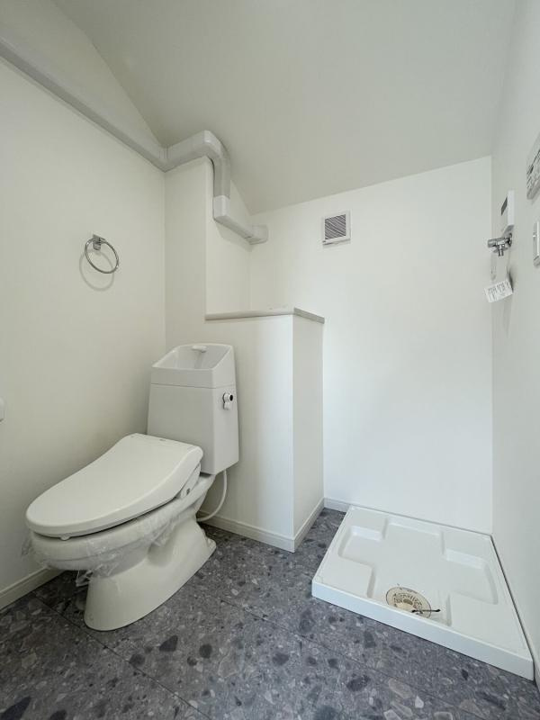 D APARTMENTのトイレ|落ち着いた色調のトイレです