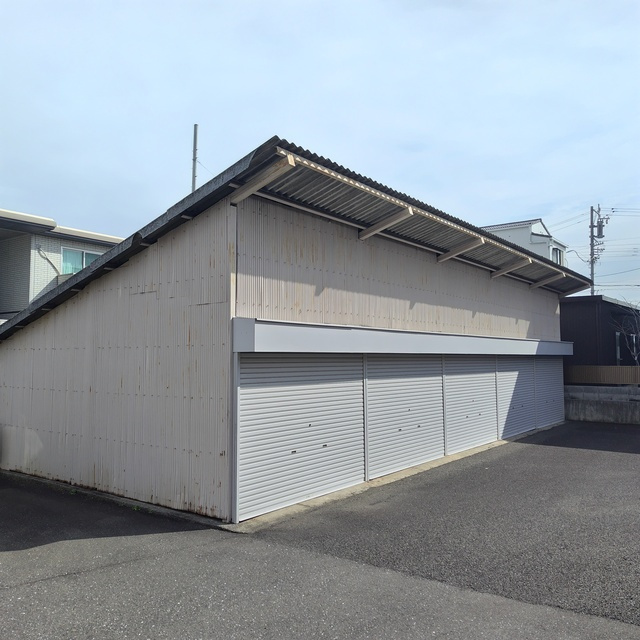 市橋シャッター付きガレージの駐車場