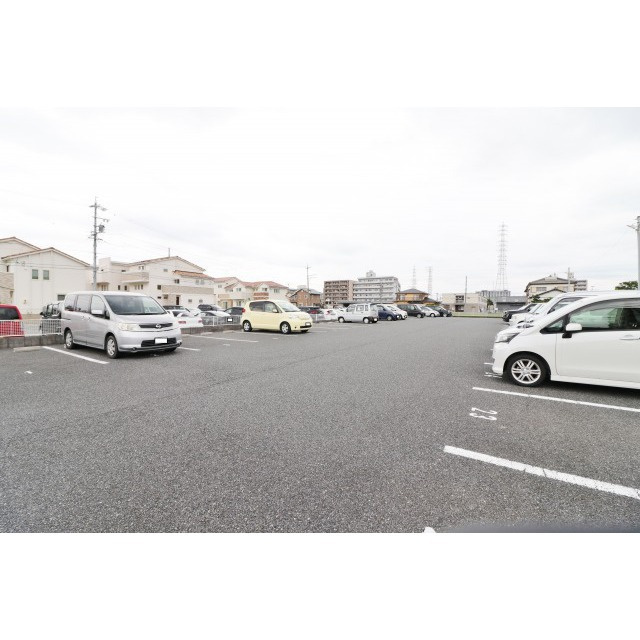 岐阜市茜部菱野３丁目の駐車場の駐車場