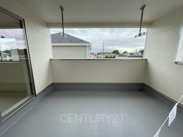 クレイドルガーデン前橋市粕川町女渕第３　１号棟のバルコニー|天井付きバルコニーは急な雨にも安心。
干した洗濯物や布団が外壁に干渉しづらい、天井吊り下げ式の物干し金具付き。