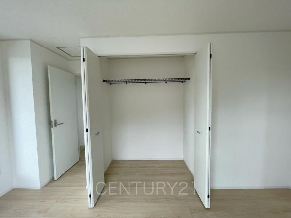 クレイドルガーデン前橋市粕川町女渕第３　１号棟の収納|ハンガーパイプ付きクローゼットです