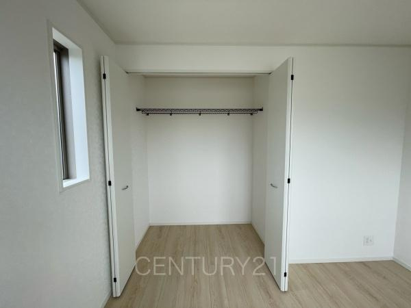 クレイドルガーデン前橋市粕川町女渕第３　１号棟の収納|ハンガーパイプ付きクローゼットです