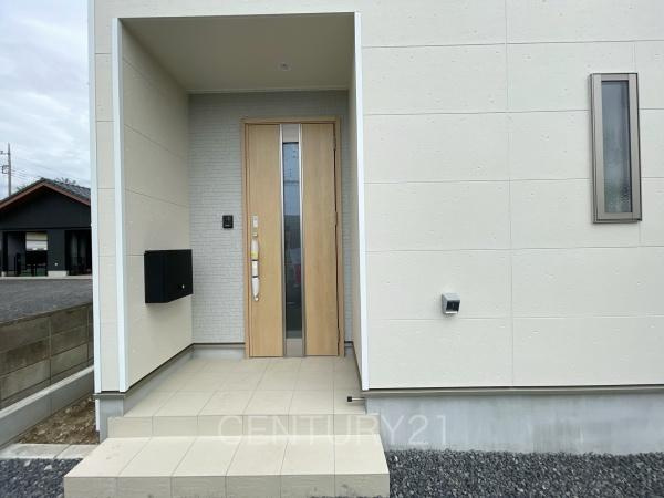 クレイドルガーデン前橋市粕川町女渕第３　１号棟の玄関|スマートキー付きの玄関。
鍵を探すことなくドアの開閉が可能です。
郵便物を守る鍵付きポストです。
インターホンは録画機能付きで防犯面に優れます。
