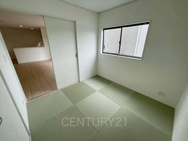 クレイドルガーデン前橋市粕川町女渕第３　１号棟の和室|和室はLDKと続き間で開放感があります。
引き戸で仕切れますので状況に合わせた使い方ができます。