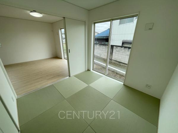 クレイドルガーデン前橋市粕川町第３　２号棟の和室|和室はLDKと続き間で開放感があります。
引き戸で仕切れますので状況に合わせた使い方ができます。