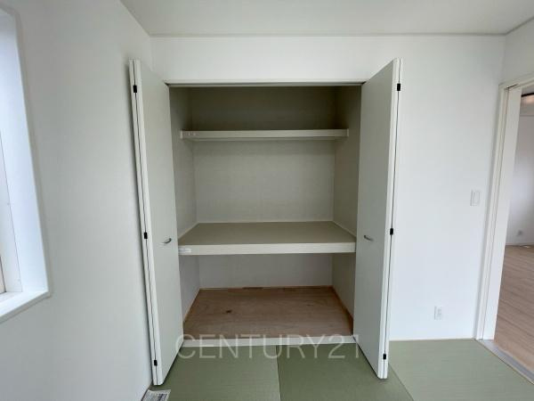 クレイドルガーデン前橋市粕川町第３　２号棟の収納|布団も収納し易い仕切り棚付きです