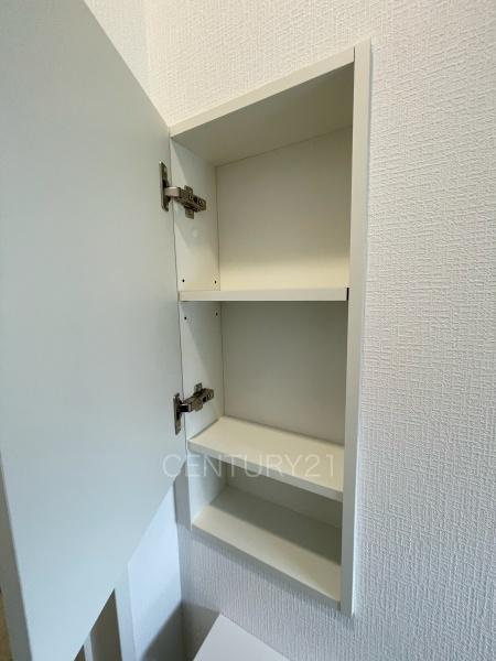 クレイドルガーデン前橋市粕川町第３　２号棟のトイレ|１階トイレ壁部分に埋め込み収納付き。
ペーパーストックに便利です。