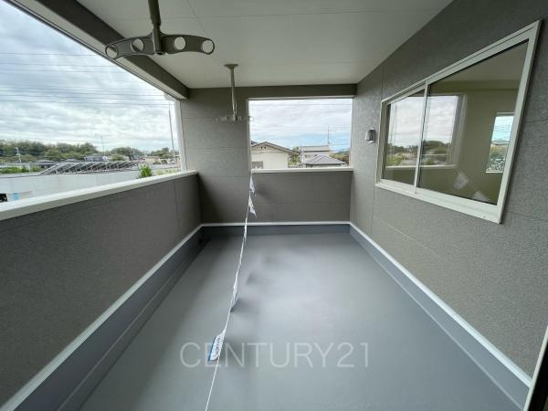 クレイドルガーデン前橋市粕川町第３　２号棟のバルコニー|天井付きバルコニーは急な雨にも安心。
干した洗濯物や布団が外壁に干渉しづらい、天井吊り下げ式の物干し金具付き。