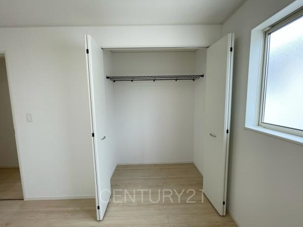 クレイドルガーデン前橋市粕川町第３　２号棟の収納|ハンガーパイプ付きクローゼットです