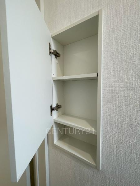 クレイドルガーデン前橋市粕川町第３　２号棟のトイレ|２階トイレです。
壁に埋め込み収納付き。
ペーパーストックに便利です。