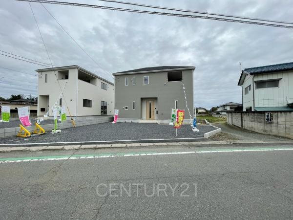 クレイドルガーデン前橋市粕川町第３　２号棟の前面道路含む現地写真|並列駐車可能な駐車場