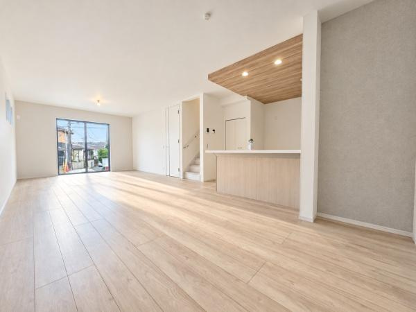 横浜市南区中里３丁目の新築一戸建の居間・リビング|窓からは明るい光が差し込みます！
電気をつけなくても明るいです。


