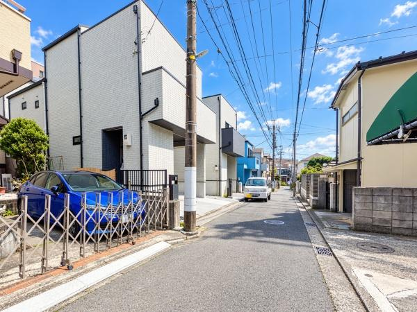 横浜市緑区寺山町の新築一戸建の前面道路含む現地写真|車通りが少ない為、小さなお子様にも安心です。
是非一度、現地へ起こしください。