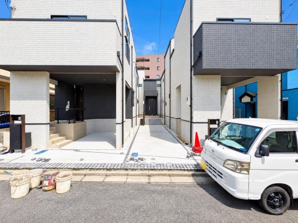 横浜市緑区寺山町の新築一戸建の前面道路含む現地写真|周辺は落ち着いた街並みになります。
子育てにはぴったりの住環境♪