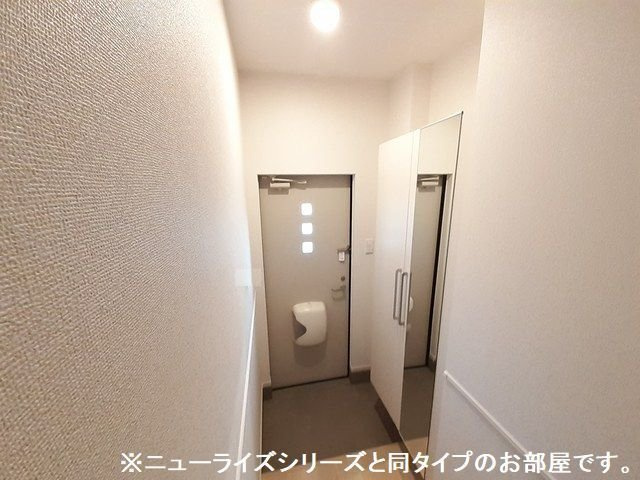 リヴェルラⅠの玄関|明るい玄関です