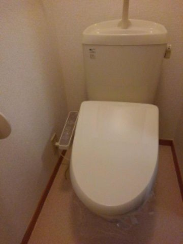 サニーハイツＤのトイレ|落ち着いた色調のトイレです