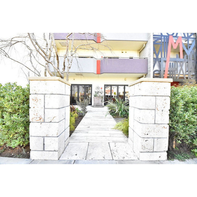 CRESCENT COURTの内装|明るい色調の室内です