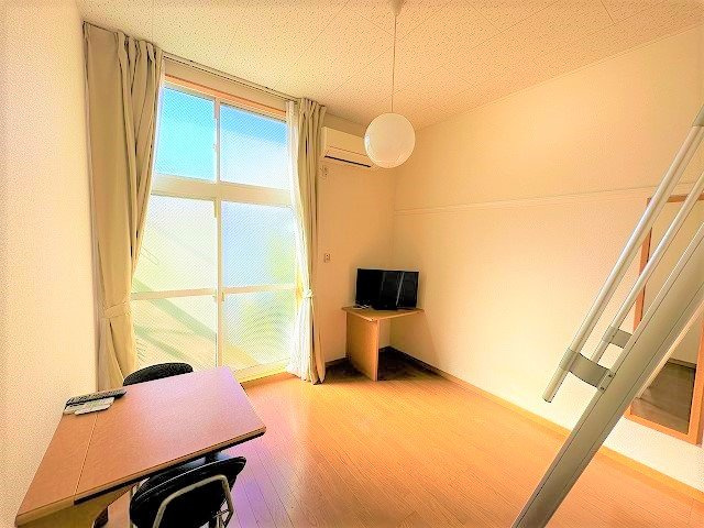 レオパレスＡＳＡＨＩの居間・リビング|使いやすい居間です