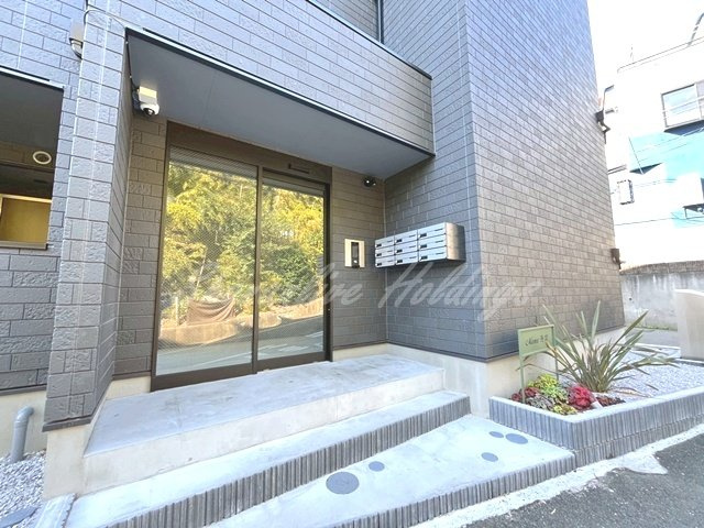 横浜市港南区港南２丁目のアパートのエントランス