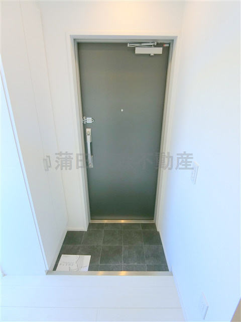 サニークレスト蒲田WESTの玄関
