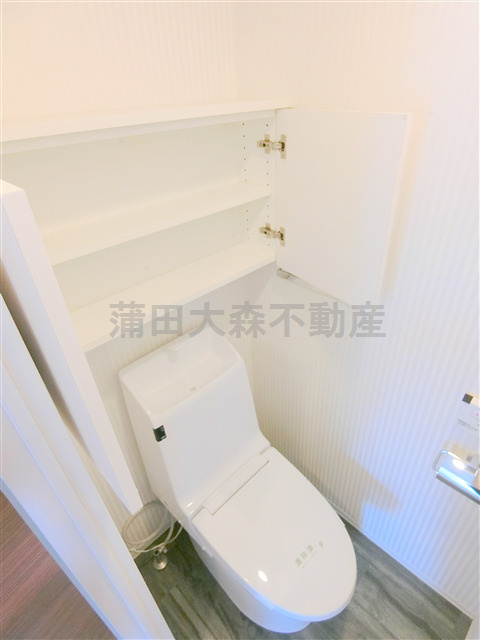 サニークレスト蒲田WESTのトイレ|棚収納と温水洗浄便座付きのトイレ　