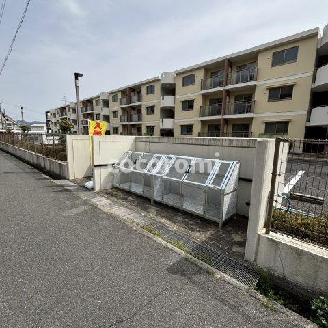東香里野村マンション　庭付ペット可の駐車場