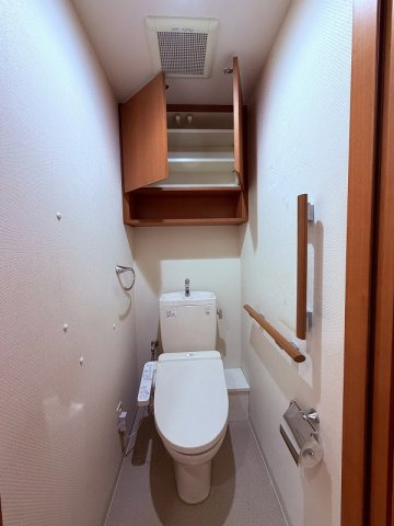 【トイレ】 | コスモひばりが丘ザ・ガーデンズフォートコンフォートヒル　(保谷店) | 手すりと吊戸棚が設置されたトイレ。立ち座りをサポートする手すりで安全面を配慮し、トイレットペーパーなどのストック類は吊戸棚へすっきりと収納できます。