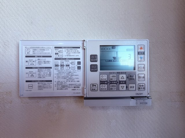 【冷暖房・空調設備】 | コスモひばりが丘ザ・ガーデンズフォートコンフォートヒル　(保谷店) | 床暖房は風を起こさないため、室内のチリやホコリが舞い上がりにくく、肌や喉の乾燥も抑えられます。