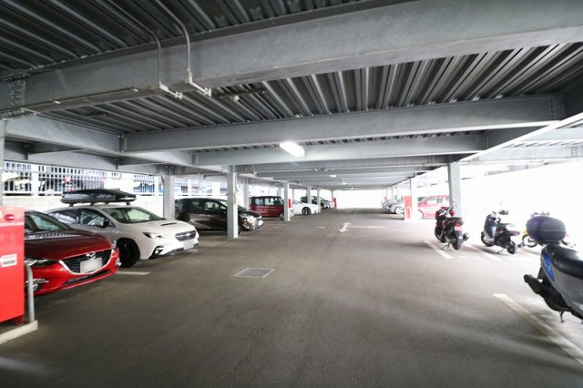【駐車場】 | コスモひばりが丘ザ・ガーデンズフォートコンフォートヒル　(保谷店) | 敷地内に駐車場、駐輪場、バイク置場を完備しております。空き状況については、どうぞお気軽にお問い合わせください。