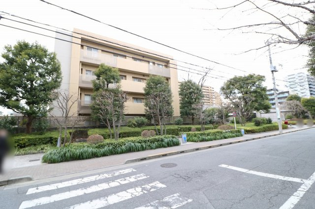 【外観】 | コスモひばりが丘ザ・ガーデンズフォートコンフォートヒル　(保谷店) | ホテルライクなフロントサービス付き。ゲストルームやキッズルーム、ガーデンスクエアなど、快適な暮らしを支える共用施設も充実しています。