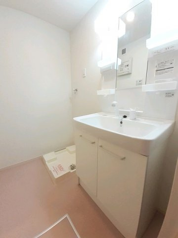 クレシェンドアルファの洗面所|明るい洗面所です