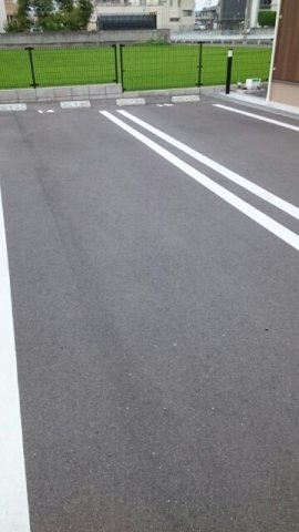 メイプレーヌ　Ｅの駐車場|車をお持ちの方に嬉しい駐車場付きの物件です
