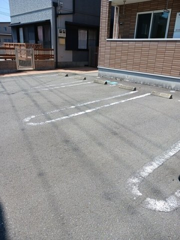 ノヴァ　ビジュアルの駐車場|駐車場があるので、車を買う予定の方も安心です
